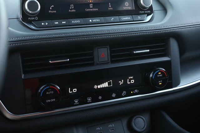 Nissan Rogue Vehicle Image 13