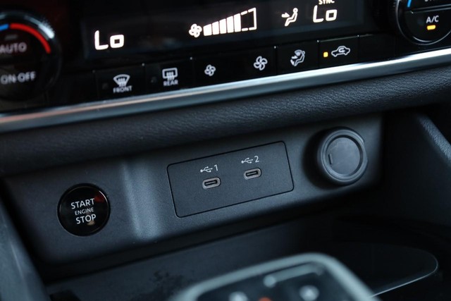 Nissan Rogue Vehicle Image 14