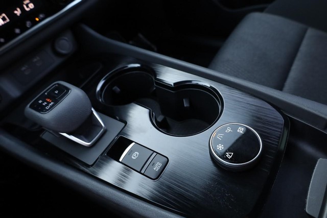 Nissan Rogue Vehicle Image 15