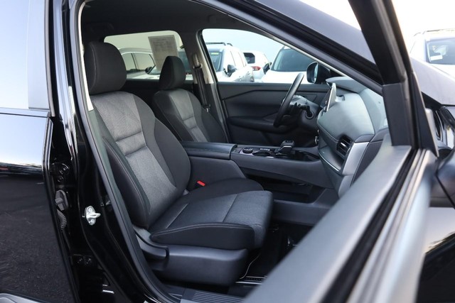 Nissan Rogue Vehicle Image 24