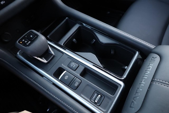 Nissan Pathfinder Vehicle Image 18