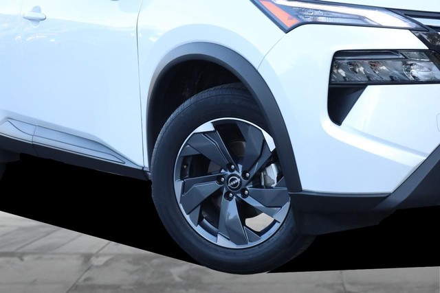 Nissan Rogue Vehicle Full-screen Gallery Image 3