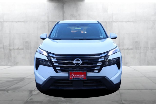 Nissan Rogue Vehicle Full-screen Gallery Image 4