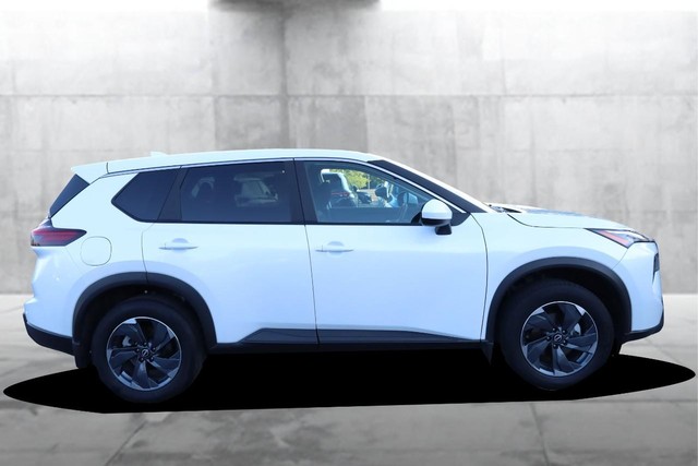 Nissan Rogue Vehicle Full-screen Gallery Image 5