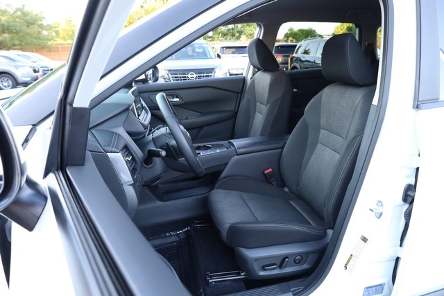 Nissan Rogue Vehicle Full-screen Gallery Image 8