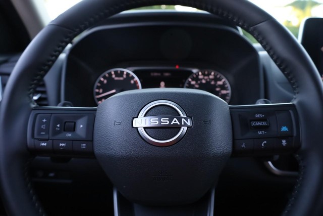 Nissan Rogue Vehicle Full-screen Gallery Image 9