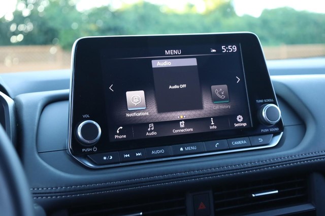 Nissan Rogue Vehicle Full-screen Gallery Image 11
