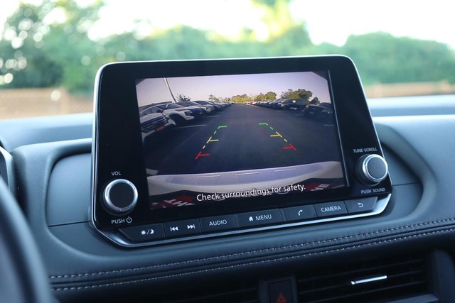 Nissan Rogue Vehicle Full-screen Gallery Image 12