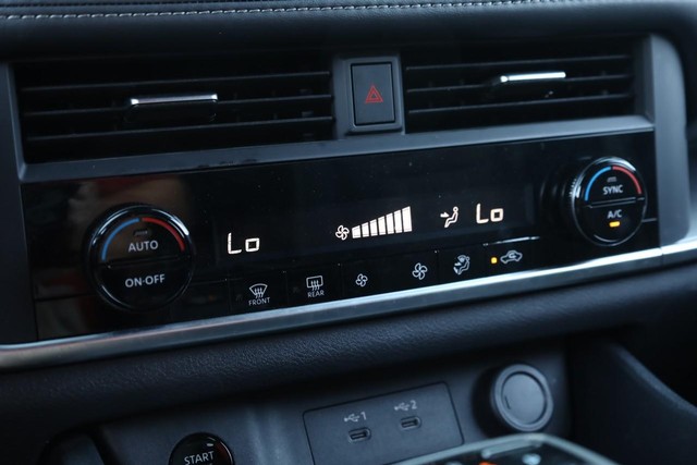 Nissan Rogue Vehicle Full-screen Gallery Image 13