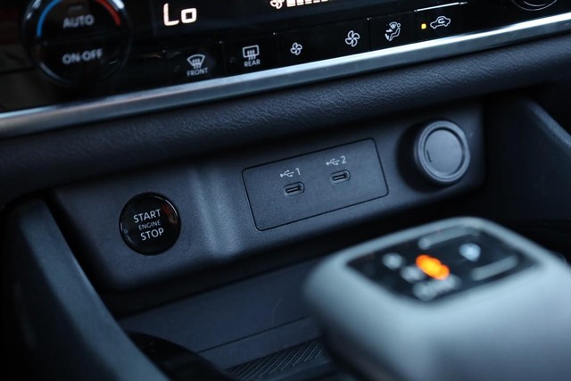 Nissan Rogue Vehicle Full-screen Gallery Image 14