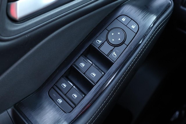 Nissan Rogue Vehicle Full-screen Gallery Image 17