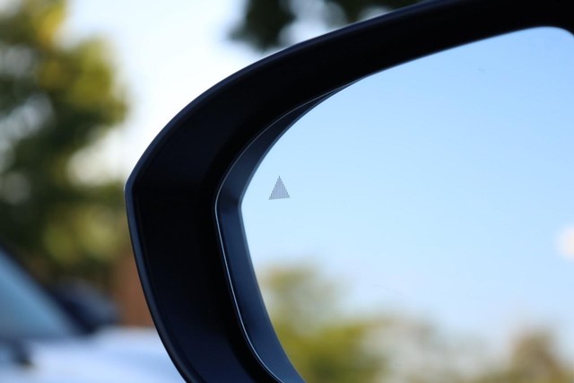 Nissan Rogue Vehicle Full-screen Gallery Image 19