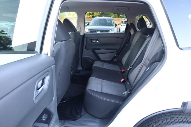 Nissan Rogue Vehicle Full-screen Gallery Image 20