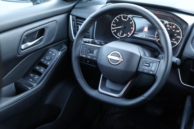Nissan Rogue Vehicle Full-screen Gallery Image 23