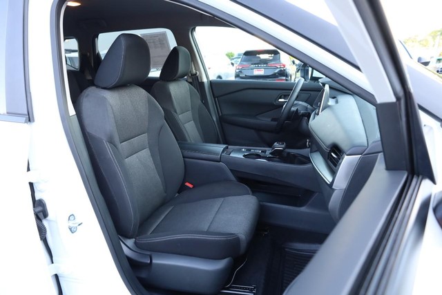 Nissan Rogue Vehicle Full-screen Gallery Image 24