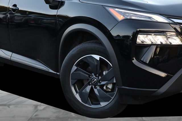 Nissan Rogue Vehicle Full-screen Gallery Image 3
