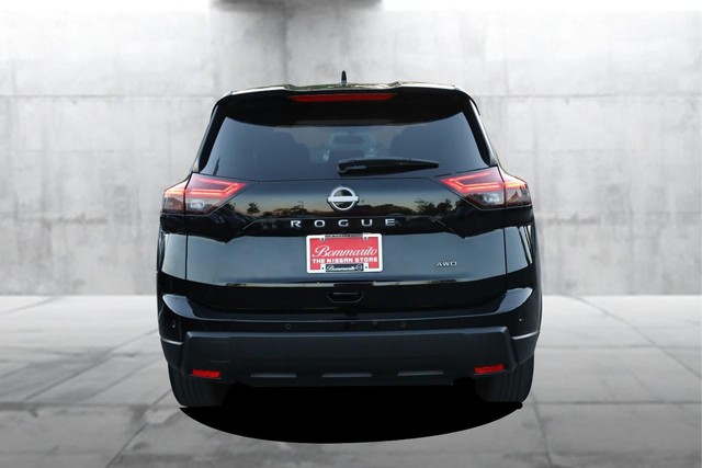 Nissan Rogue Vehicle Full-screen Gallery Image 6