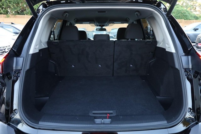 Nissan Rogue Vehicle Full-screen Gallery Image 7