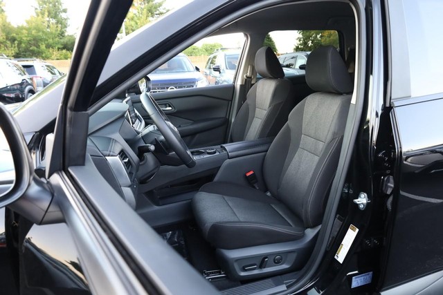Nissan Rogue Vehicle Full-screen Gallery Image 8