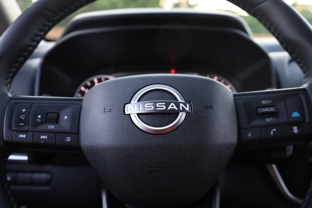 Nissan Rogue Vehicle Full-screen Gallery Image 9
