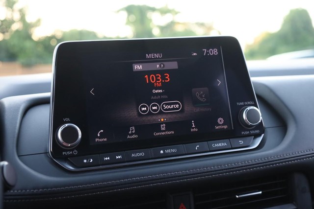 Nissan Rogue Vehicle Full-screen Gallery Image 11