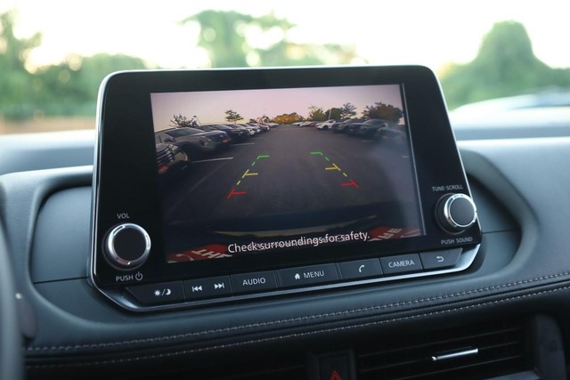 Nissan Rogue Vehicle Full-screen Gallery Image 12