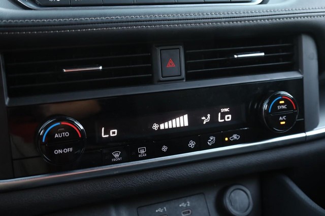 Nissan Rogue Vehicle Full-screen Gallery Image 13