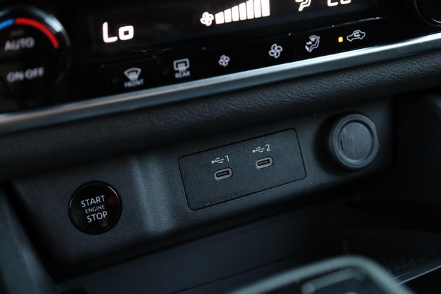 Nissan Rogue Vehicle Full-screen Gallery Image 14