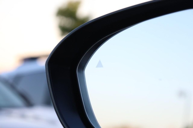 Nissan Rogue Vehicle Full-screen Gallery Image 19