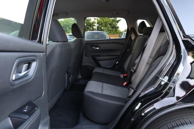 Nissan Rogue Vehicle Full-screen Gallery Image 20