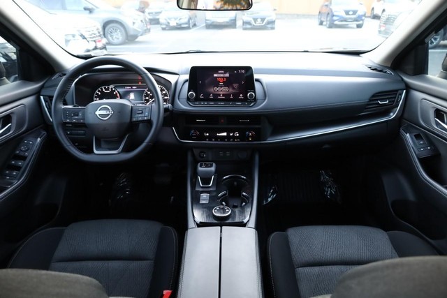 Nissan Rogue Vehicle Full-screen Gallery Image 22