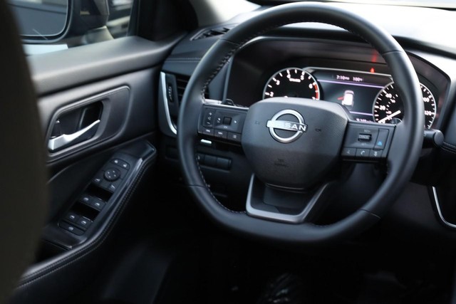 Nissan Rogue Vehicle Full-screen Gallery Image 23