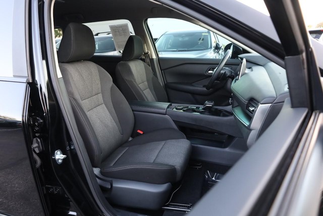 Nissan Rogue Vehicle Full-screen Gallery Image 24