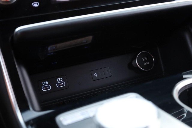 Genesis GV80 Vehicle Full-screen Gallery Image 15