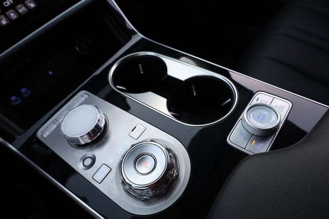 Genesis GV80 Vehicle Full-screen Gallery Image 16
