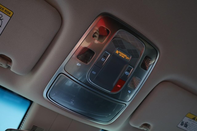 Genesis GV80 Vehicle Full-screen Gallery Image 17