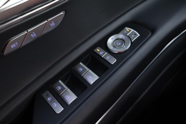 Genesis GV80 Vehicle Full-screen Gallery Image 18
