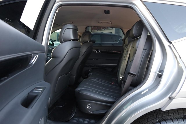 Genesis GV80 Vehicle Full-screen Gallery Image 22