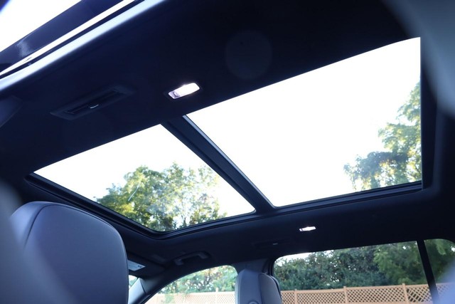 GMC Acadia Vehicle Full-screen Gallery Image 12