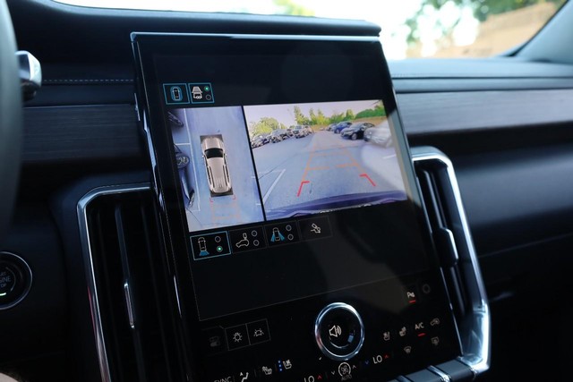 GMC Acadia Vehicle Full-screen Gallery Image 17