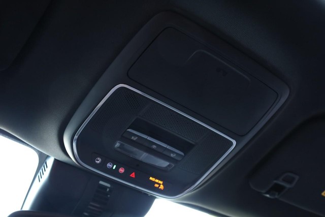 GMC Acadia Vehicle Full-screen Gallery Image 20
