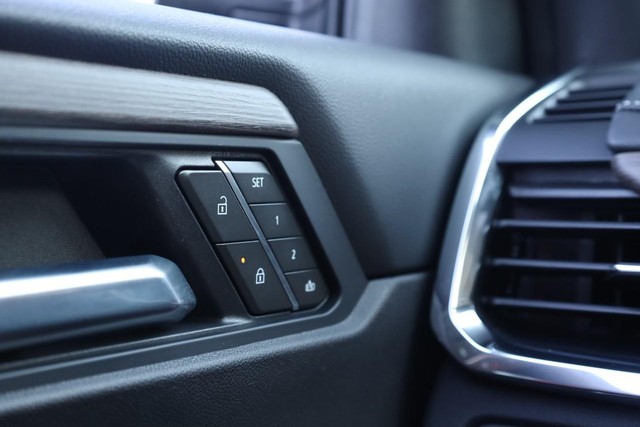 GMC Acadia Vehicle Full-screen Gallery Image 24