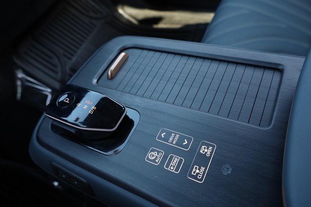 Nissan ARIYA Vehicle Full-screen Gallery Image 16