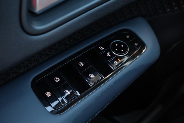 Nissan ARIYA Vehicle Full-screen Gallery Image 18