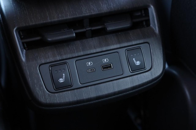 Nissan ARIYA Vehicle Full-screen Gallery Image 23