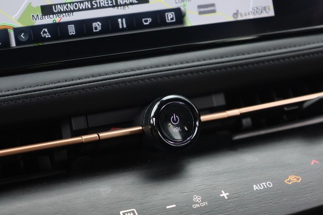 Nissan ARIYA Vehicle Full-screen Gallery Image 14