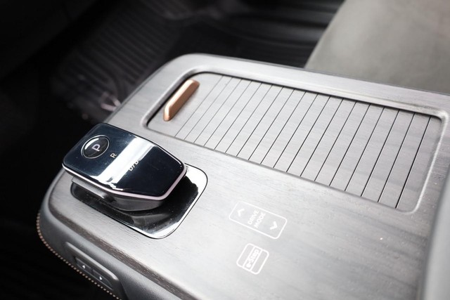 Nissan ARIYA Vehicle Full-screen Gallery Image 16