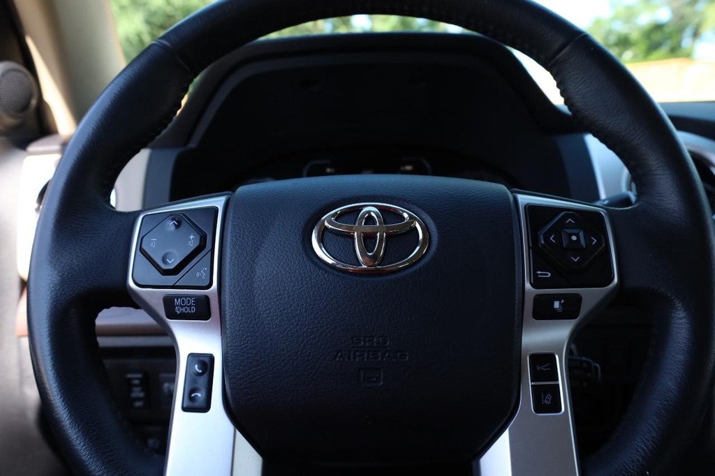 Toyota Tundra 4WD Vehicle Full-screen Gallery Image 10