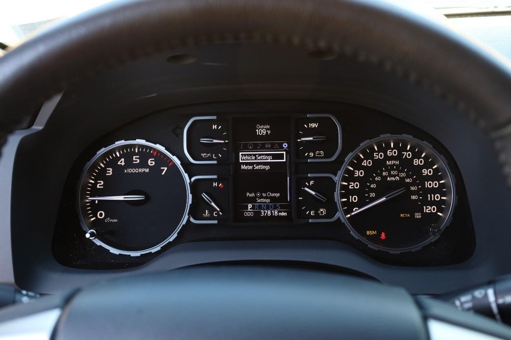 Toyota Tundra 4WD Vehicle Full-screen Gallery Image 11