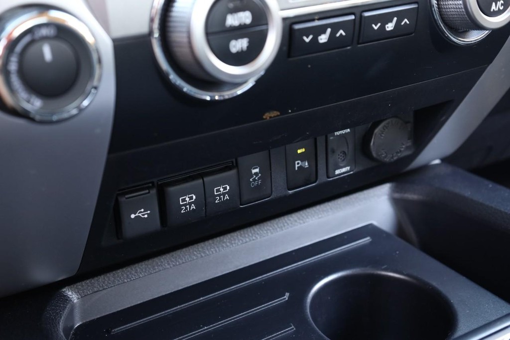 Toyota Tundra 4WD Vehicle Full-screen Gallery Image 16